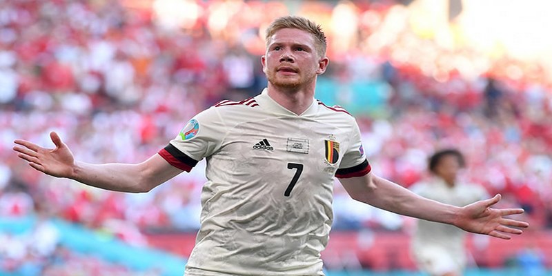 Tìm Hiểu Các Tiền Vệ Trung Tâm Hay Nhất Thế Giới Hiện Nay 2 Kevin De Bruyne là một cầu thủ có phong cách đá bóng hiện đại và hoàn hảo nhất